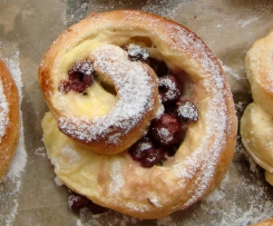 Puddingschnecken mit Sauerkirschen und Sultaninen