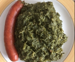 Grünkohl untereinander mit Mettwurst