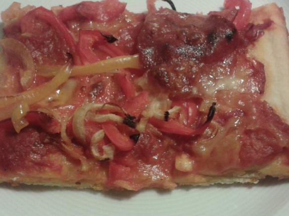 Scharfe Pizza Diavola mit knusprig-dünnem Boden