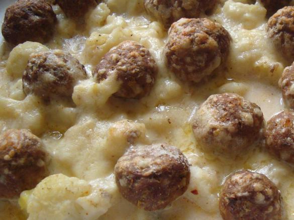 Kartoffel-Blumenkohl Auflauf mit Hackbällchen