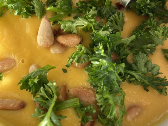 Möhren-Pastinaken-Suppe