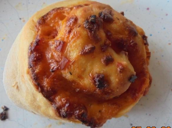 Pizzaschnecken oder -taschen mit Füllung satt