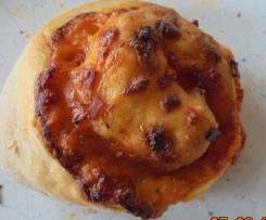 Pizzaschnecken oder -taschen mit Füllung satt