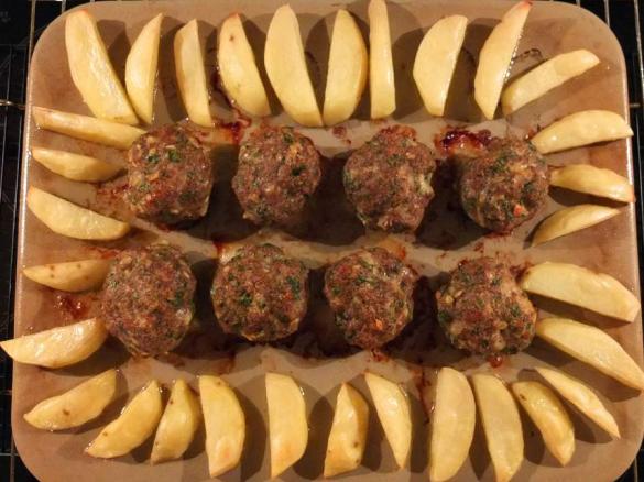 Fleischpflanzl / Frikadellen aus dem Backofen mit Ofenkartoffeln und Brokkoli mit Käsesoße Parmigiano