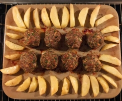 Fleischpflanzl / Frikadellen aus dem Backofen mit Ofenkartoffeln und Brokkoli mit Käsesoße Parmigiano