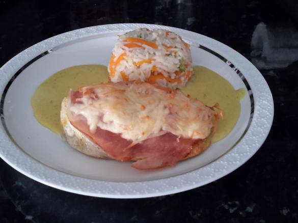 Hähnchenschnitzel Hawaii  mit Curry-Soße und Gemüse-Reis