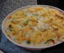 Variation von Gemüse-Kartoffelauflauf in einer Frischkäsesoße, mit Käse überbacken