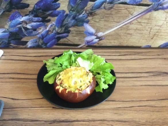 Laugenbrötchen a la Flammkuchen