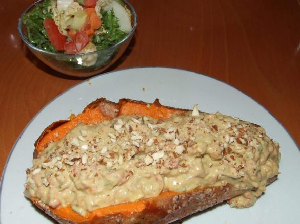 Gebackene Süßkartoffeln mit Avocado-Paprika-Creme