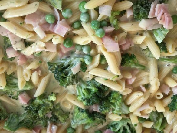 Auflauf mit Nudeln, Schinken, Erbsen und Brokkoli