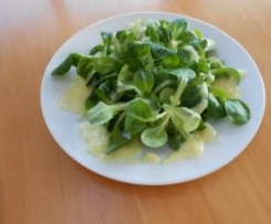 Kartoffeldressing an Feldsalat