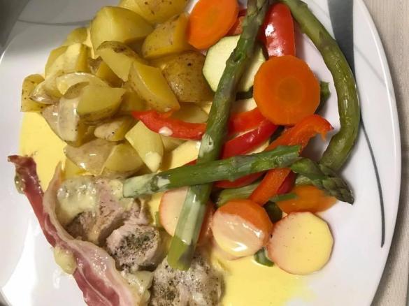 Schweinefilet mit Frühkartoffeln, Gemüse und Sauce Hollandaise