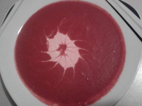 Rote-Rüben-Suppe mit Birnen