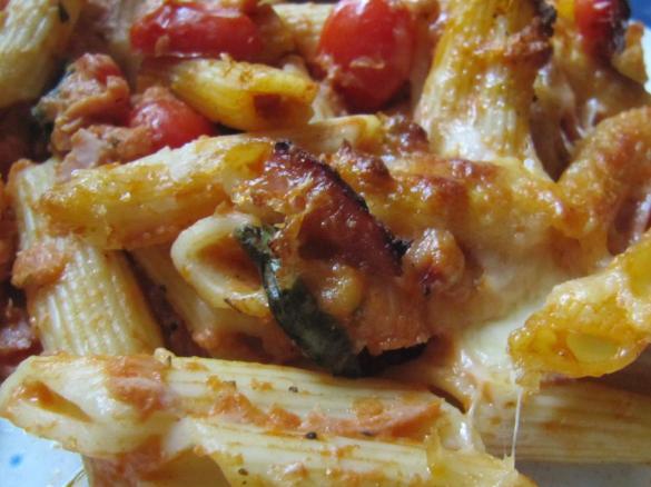 Nudelauflauf mit Tomaten und Mozzarella