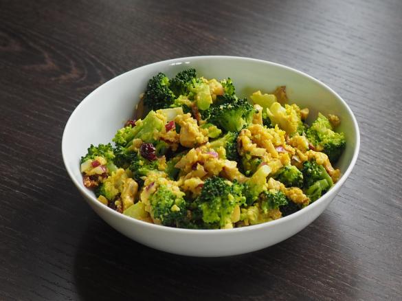 Brokkoli-Cranberry-Salat mit Cashew-Curry-Dressing