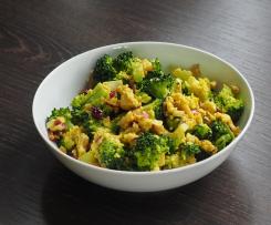 Brokkoli-Cranberry-Salat mit Cashew-Curry-Dressing