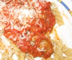 Hackbällchen mit Parmesan in Tomatensoße
