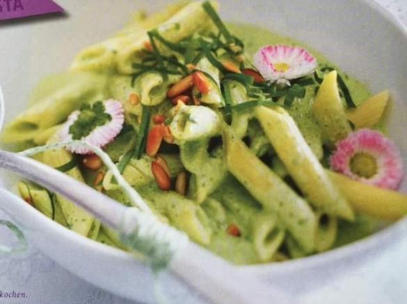 Bärlauch Ziegenkäse Penne mit Pinienkernen