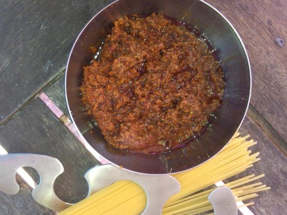 Tomaten-Paprika-Pesto mit Kürbiskernen