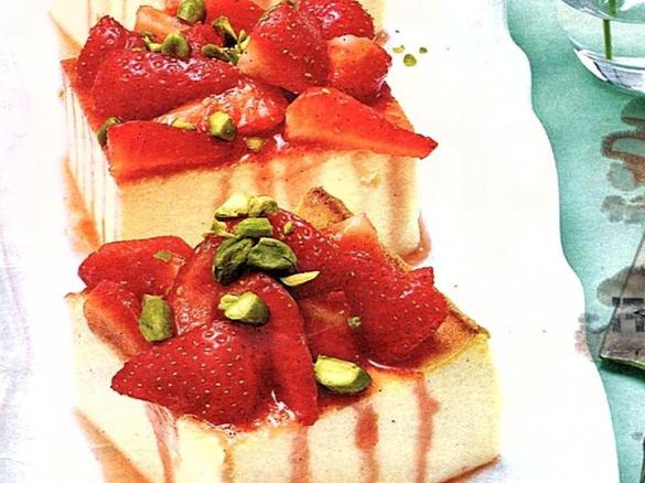 Käsekuchen unter Erdbeerhaube