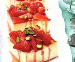 Käsekuchen unter Erdbeerhaube