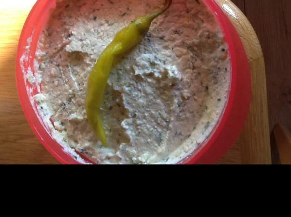 Mediterraner pikanter Käseaufstrich