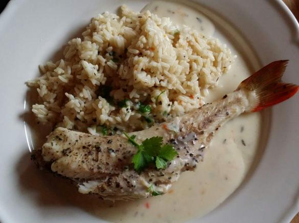 Barsch mit Reis und Kräutersauce