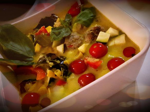 Grünes Curry mit Hackbällchen und Reis