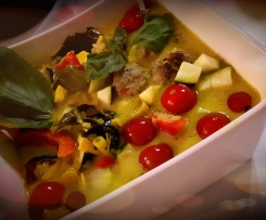 Grünes Curry mit Hackbällchen und Reis