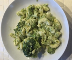 Nudeln mit Frischkäse-Brokkoli-Soße