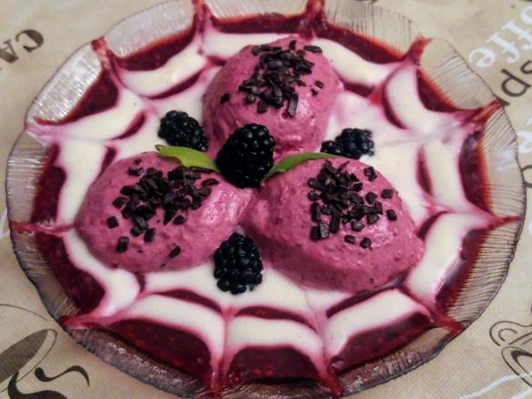 Charly´s Beerenmousse auf Vanillesauce und Beerenspiegel