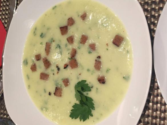 Petersiliensuppe mit Croutons