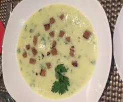 Petersiliensuppe mit Croutons