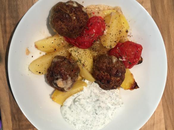 Hackbällchen mit Chili-Käse-Kartoffeln