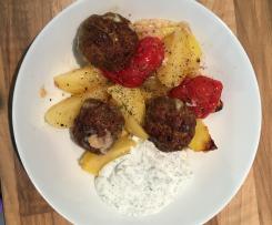 Hackbällchen mit Chili-Käse-Kartoffeln