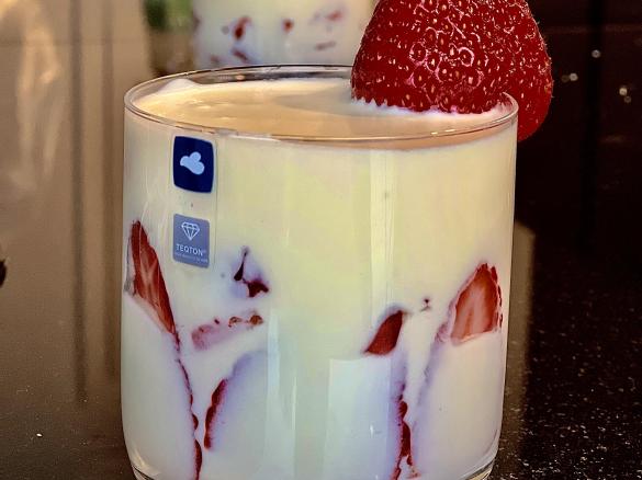 Crema Di Fragola mit Erdbeeren
