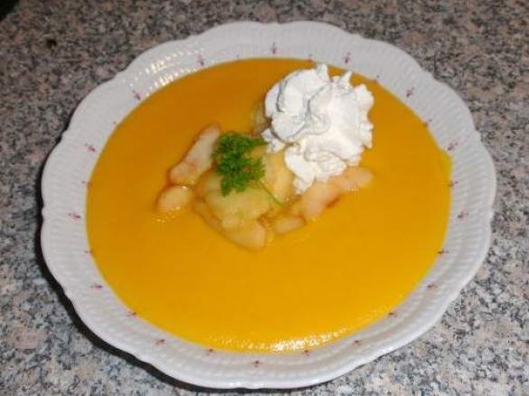 Süßkartoffel-Kürbis-Suppe mit glasierten Äpfeln