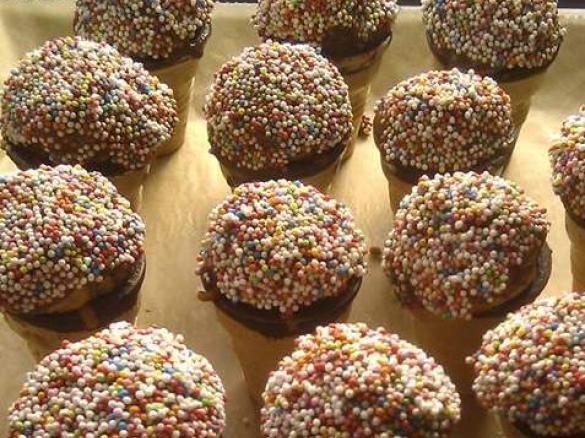 Liebesperlen-Muffins in Waffelbechern für Kindergeburtstage