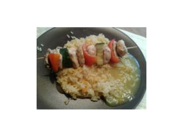 Geflügel-Gemüsespieße mit Reis und Currysauce
