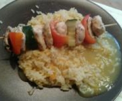 Geflügel-Gemüsespieße mit Reis und Currysauce