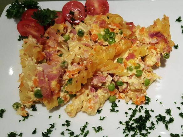  Gratin aus Spiralnudeln, Quark, Erbsen und Schinken