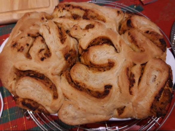 Variation von Kräuterfaltenbrot mit oliven