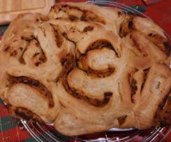 Variation von Kräuterfaltenbrot mit oliven