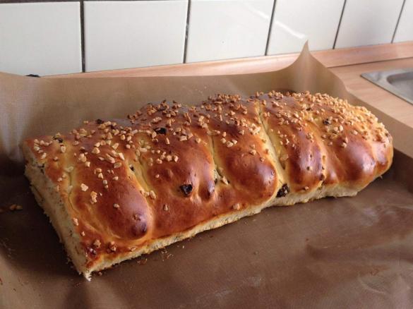 Schneller Hefezopf mit Rosinen und Mandeln