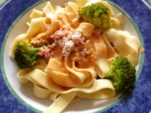Fettuccine mit Brokkoli in Tomatencreme