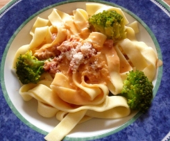 Fettuccine mit Brokkoli in Tomatencreme