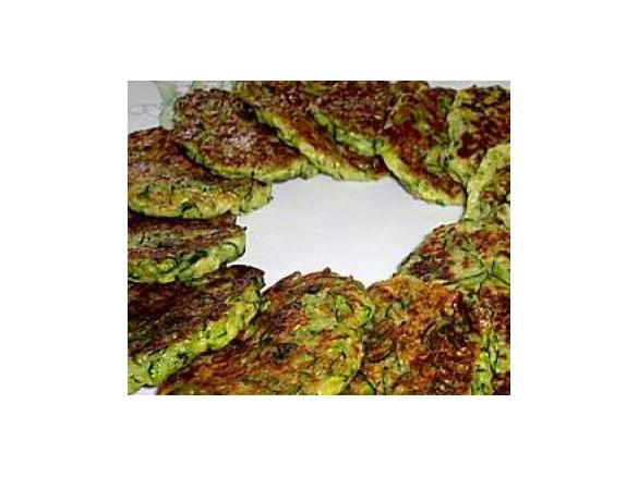 zucchinipuffer mit Schafskäse Dip