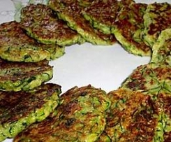 zucchinipuffer mit Schafskäse Dip