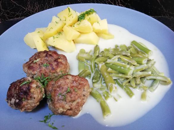 Saure Bohnen mit Kartoffeln und Frikadellen
