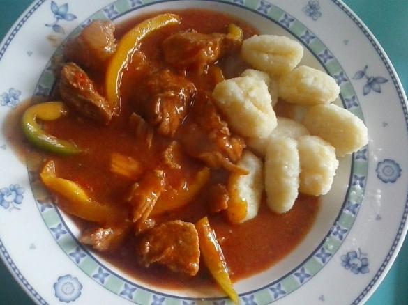 Gulasch ungarische Art mit Gnocchi